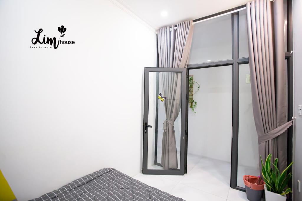 Giường trong phòng chung tại LIM Homestay