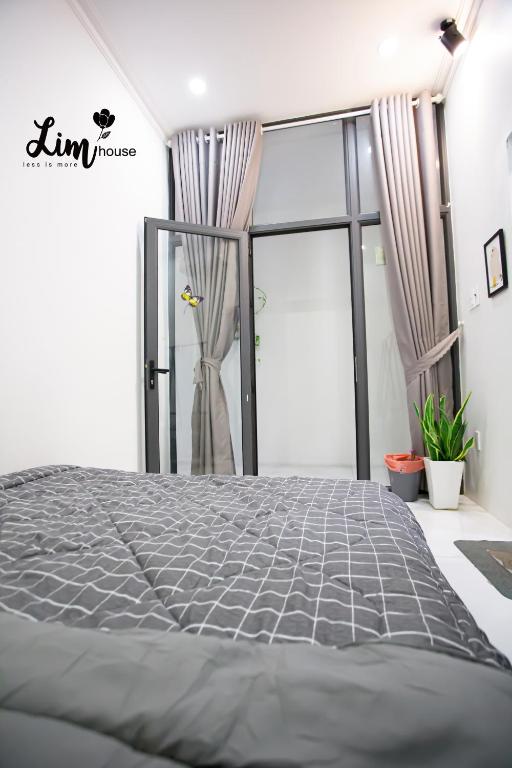 Giường trong phòng chung tại LIM Homestay