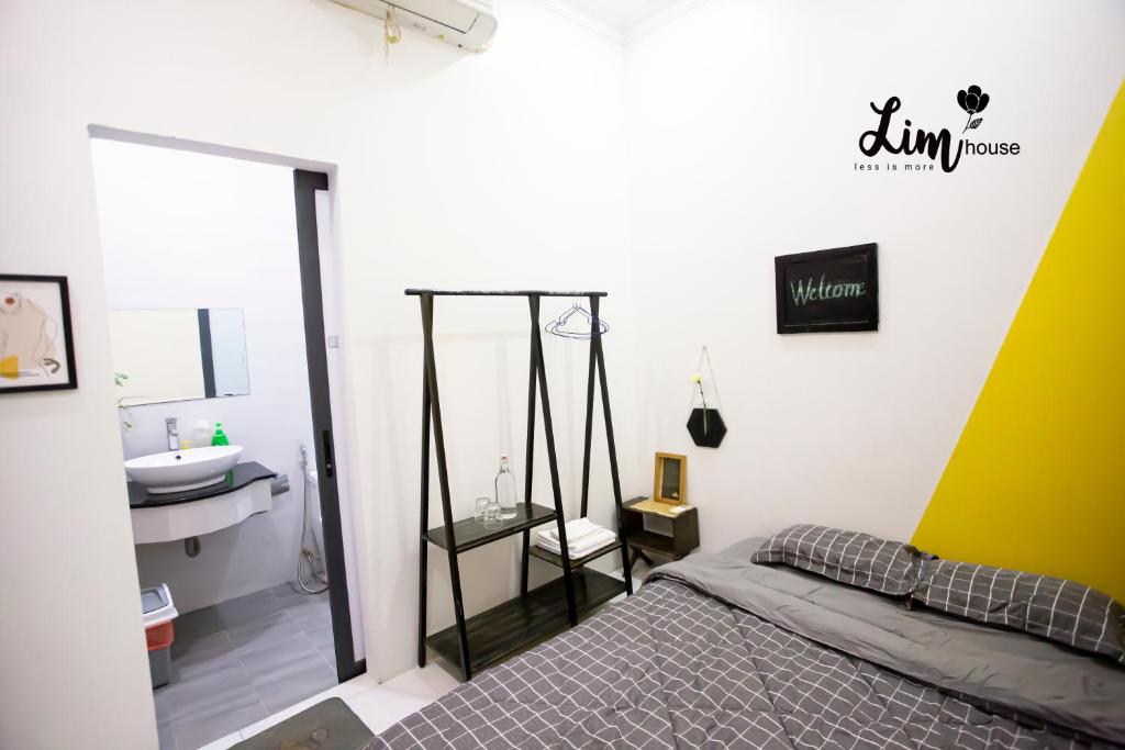 Giường trong phòng chung tại LIM Homestay