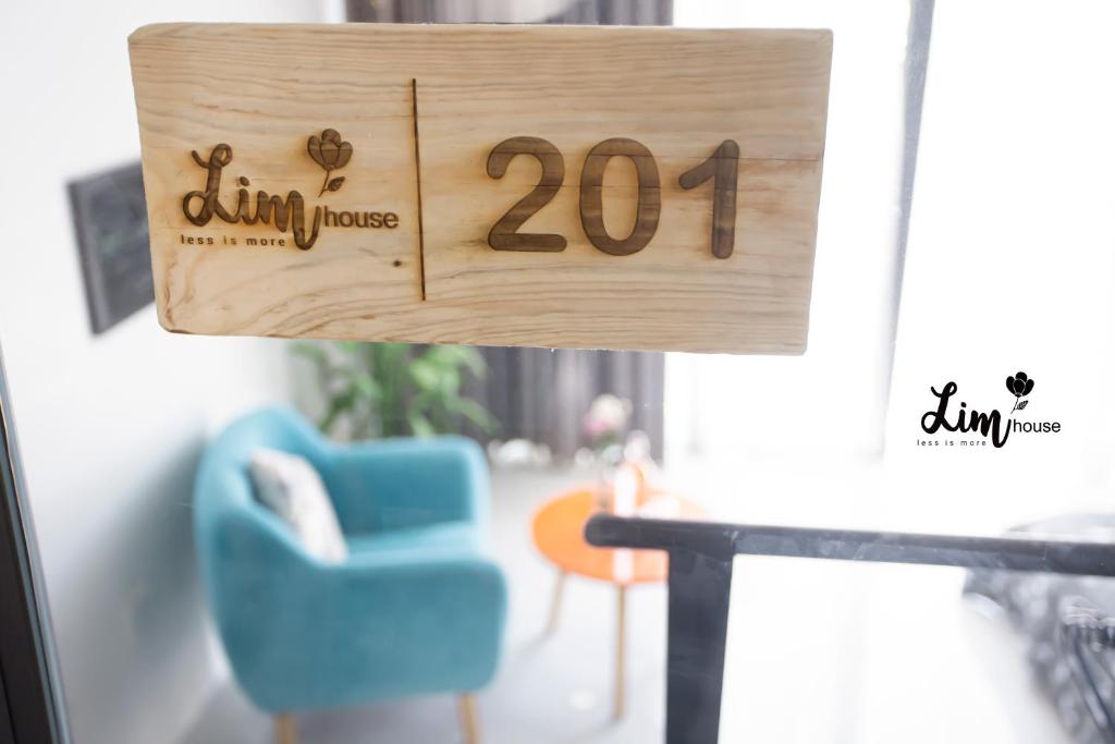 Chứng chỉ, giải thưởng, bảng hiệu hoặc các tài liệu khác trưng bày tại LIM Homestay