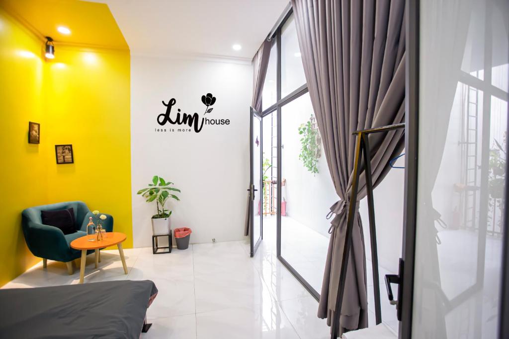 Khu vực ghế ngồi tại LIM Homestay