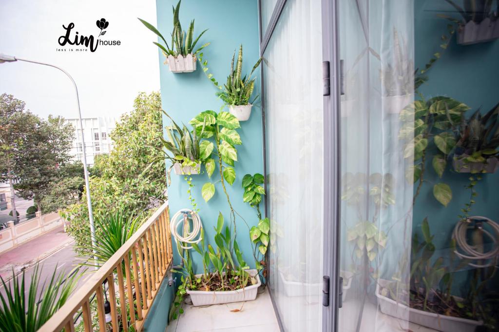 Ban công/sân hiên tại LIM Homestay