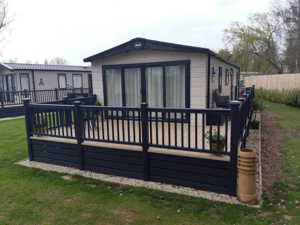 Gallery image of Captivating Bluebell Lodge 2-bed Cotswolds caravan in Cirencester