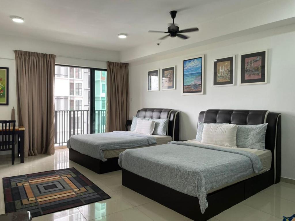 een slaapkamer met 2 bedden en een plafondventilator bij Wadi Iman Guesthouse @ i-City in Shah Alam