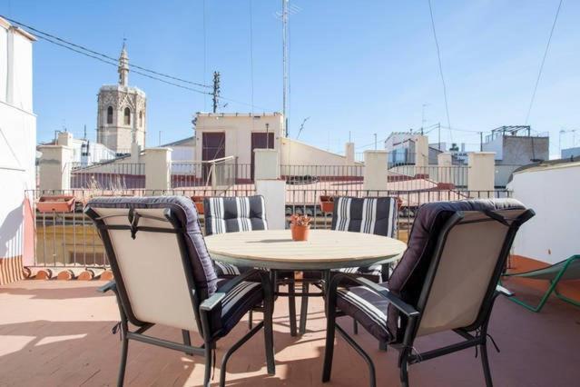 een tafel en twee stoelen op een dak bij APARTMENT IN OLD CITY / 1TH FLOOR / TERRACE 4 TH FLOOR / PLAZA LA REINA in Valencia