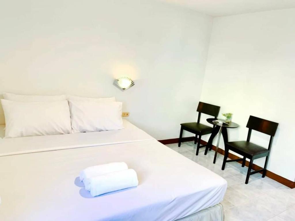 เตียงในห้องที่ โรงแรมสุขวิไล Sukwilai Hotel