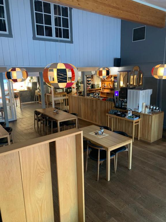 un restaurante con mesas y sillas en una habitación en Sømna Kro & Gjestegård, en Vik