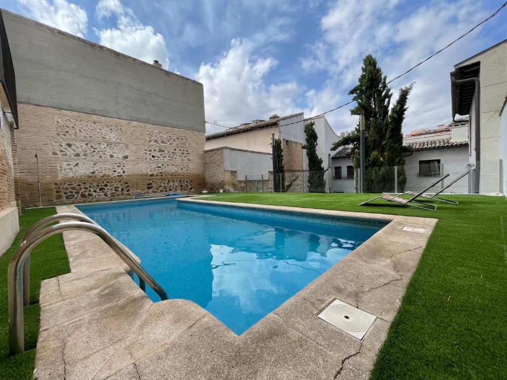 a swimming pool in the yard of a house at Palacio Santa Ursula in Toledo