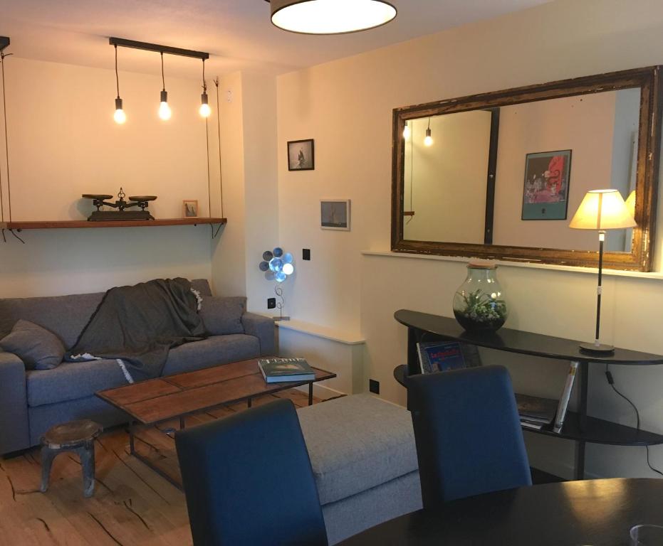 un salon avec un canapé et une table dans l'établissement LE MONTAIGNE, à La Rochelle
