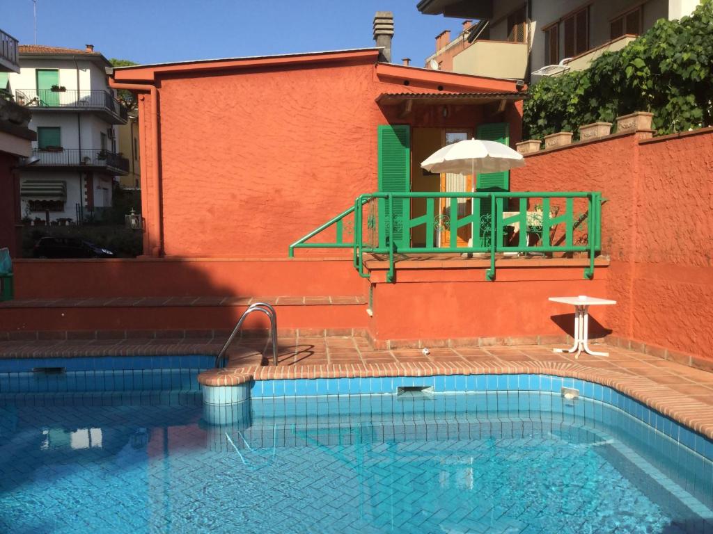 Bazén v ubytování Hotel La Querceta nebo v jeho okolí
