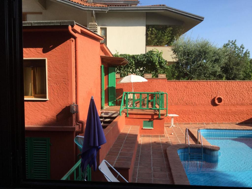 Bazén v ubytování Hotel La Querceta nebo v jeho okolí