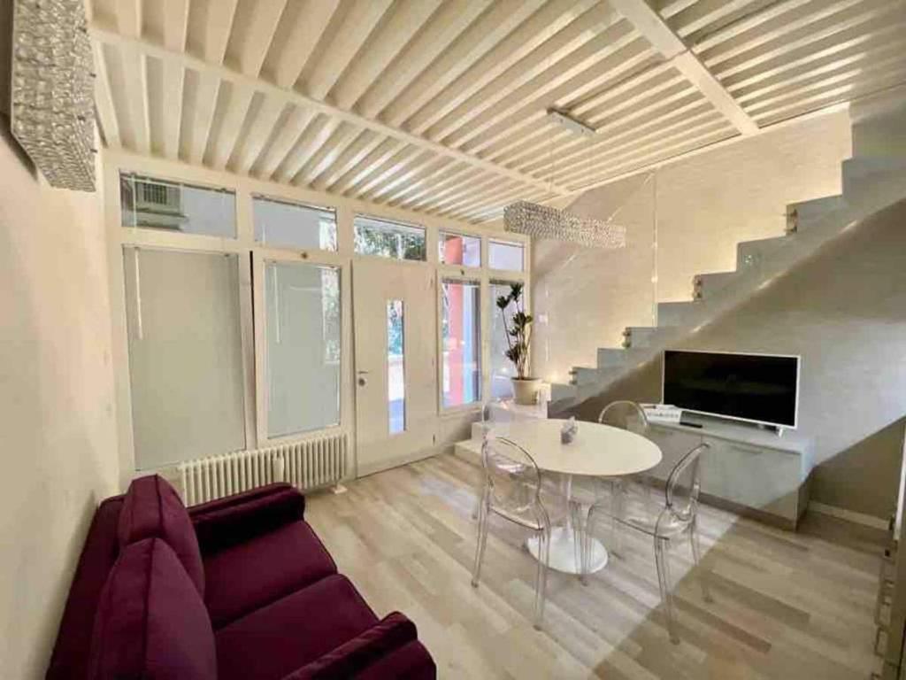 uma sala de estar com um sofá e uma mesa em Residenza Casanova, appartamento in Giudecca em Veneza