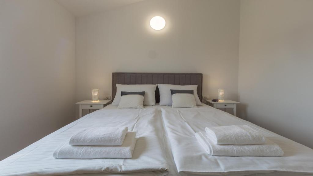 Posteľ alebo postele v izbe v ubytovaní Villa Alcove with breathtaking Sea View and Private Pool