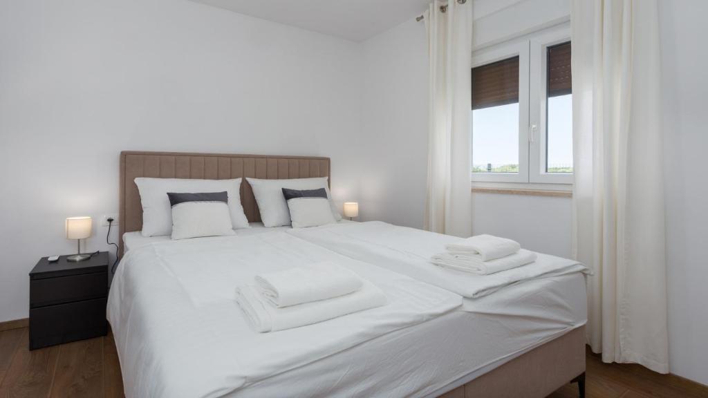 Posteľ alebo postele v izbe v ubytovaní Villa Alcove with breathtaking Sea View and Private Pool