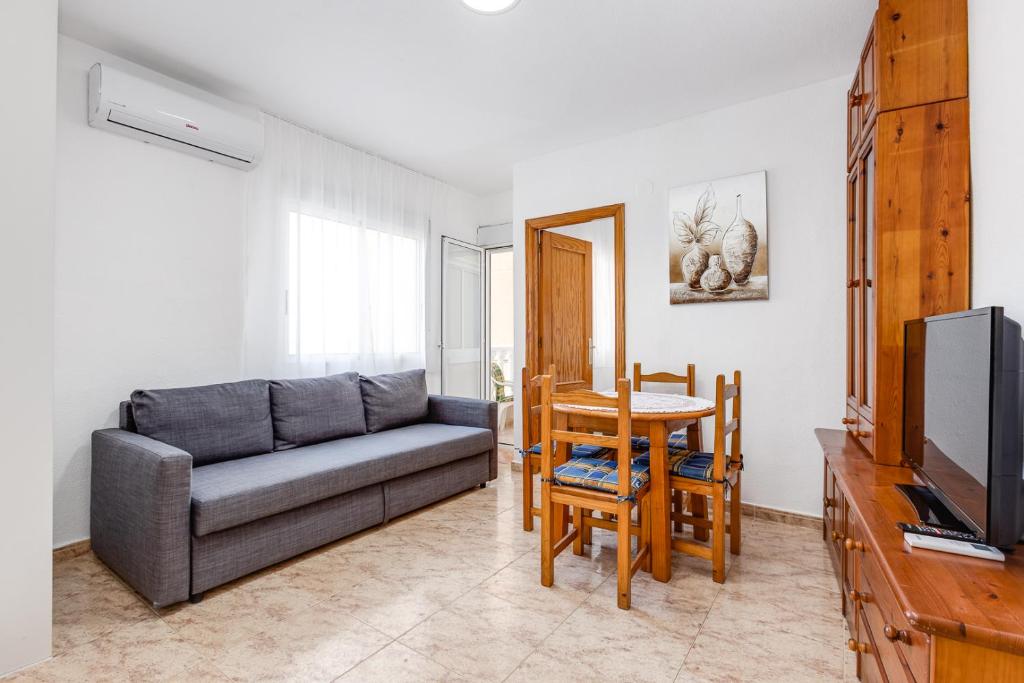 un soggiorno con divano e tavolo di Apartment Caballero de Rodas a Torrevieja
