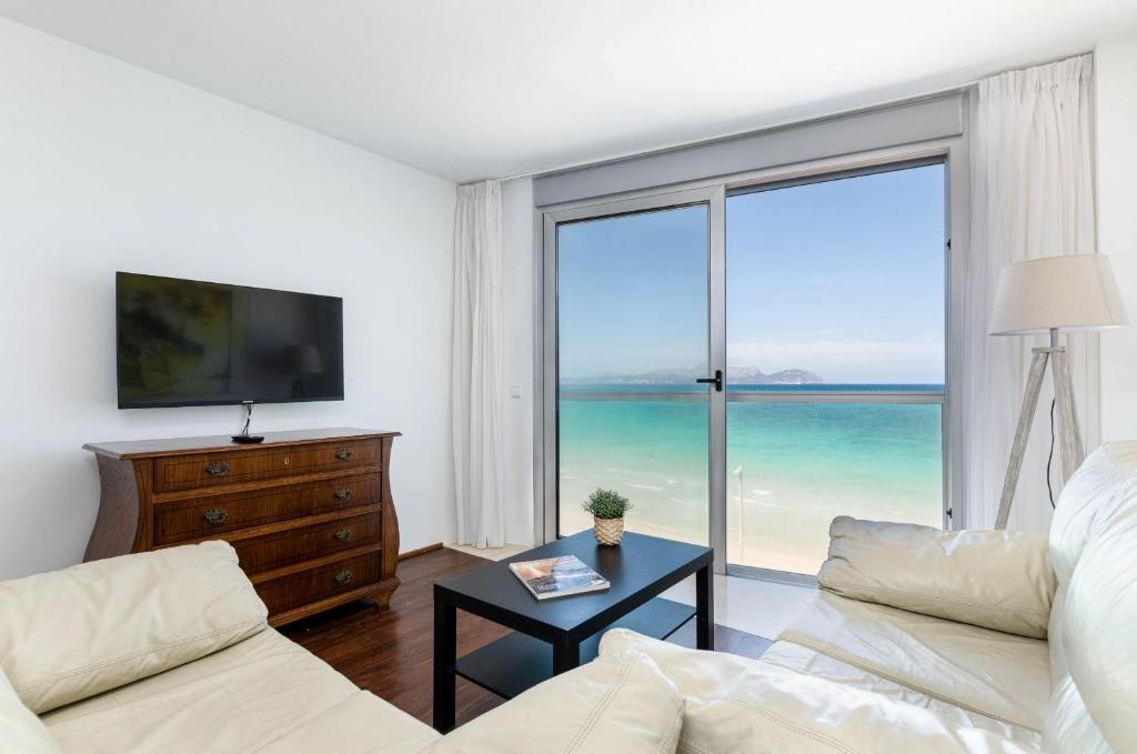 ein Wohnzimmer mit Blick auf das Meer in der Unterkunft YourHouse BlauBlue 2 1, sea view apartment in Can Picafort
