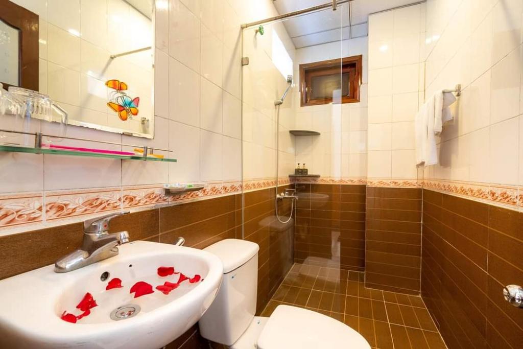 Koupelna v ubytování Family Hotel
