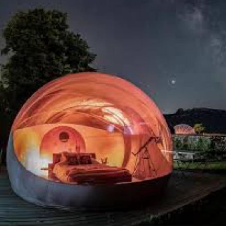 - un dôme en verre avec un lit à l'intérieur dans l'établissement Bulles d étoiles, à Beloeil