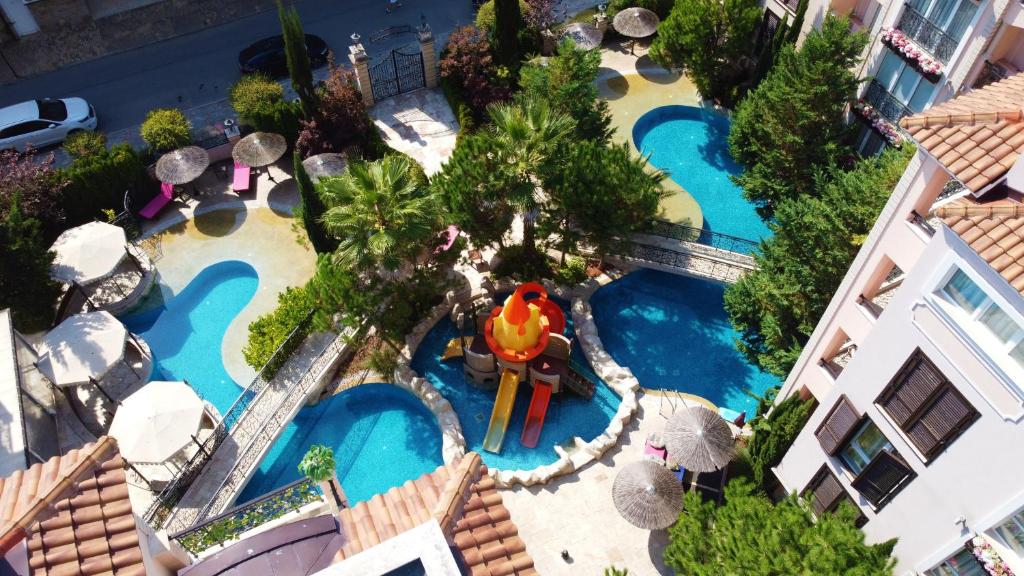una vista sul tetto di una piscina con parco acquatico di Menada Romance Marine Apartments a Sunny Beach