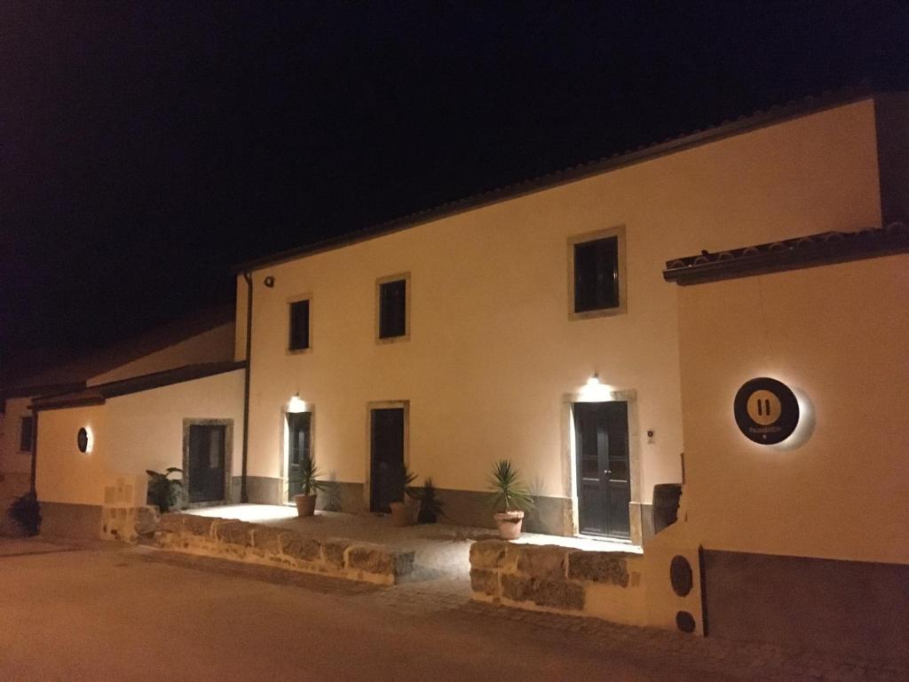 ein großes weißes Gebäude in der Nacht mit Lichtern in der Unterkunft PausaSTAY - QdM Artist Suites - Villa in Alvorge