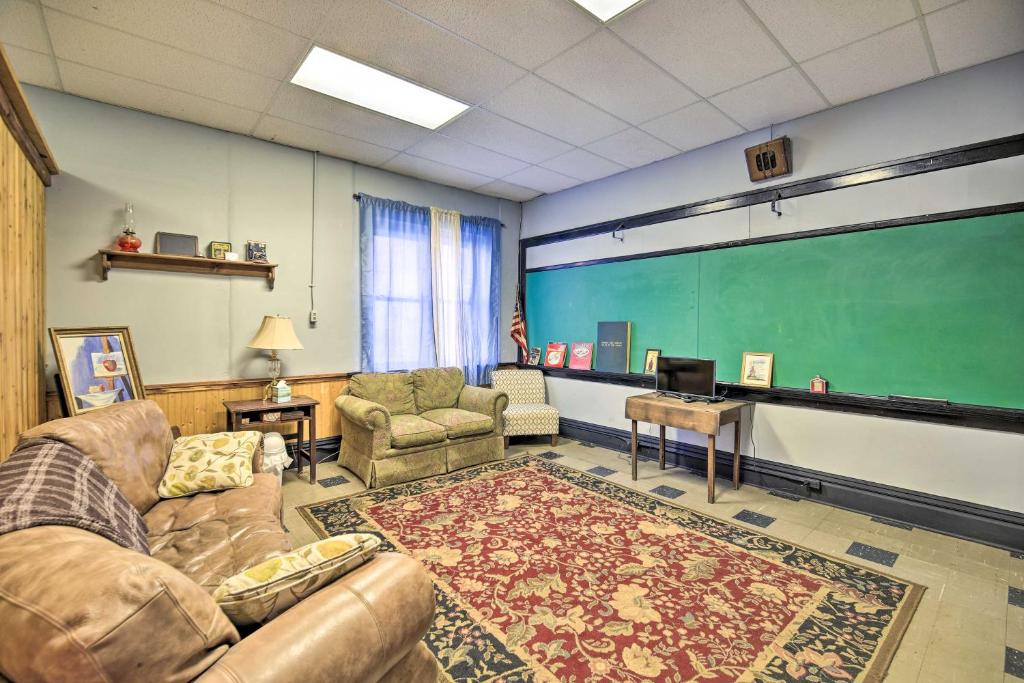 uma sala de estar com um grande ecrã numa sala de aula em Unique Suite in Refurbished WV Schoolhouse! 