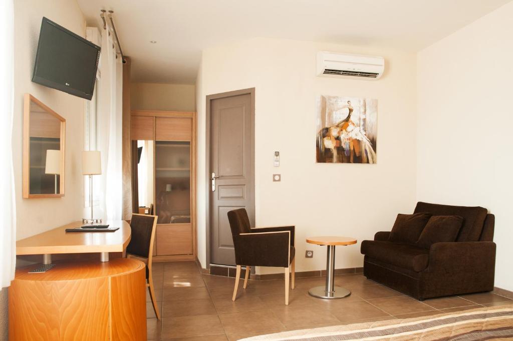 TV a/nebo společenská místnost v ubytování Splendid Hôtel