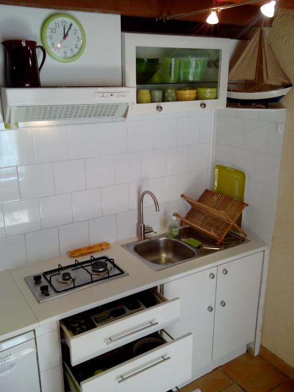 a kitchen with a sink and a stove top oven at Cabanon du Pêcheur, Parc National des Calanques in Marseille