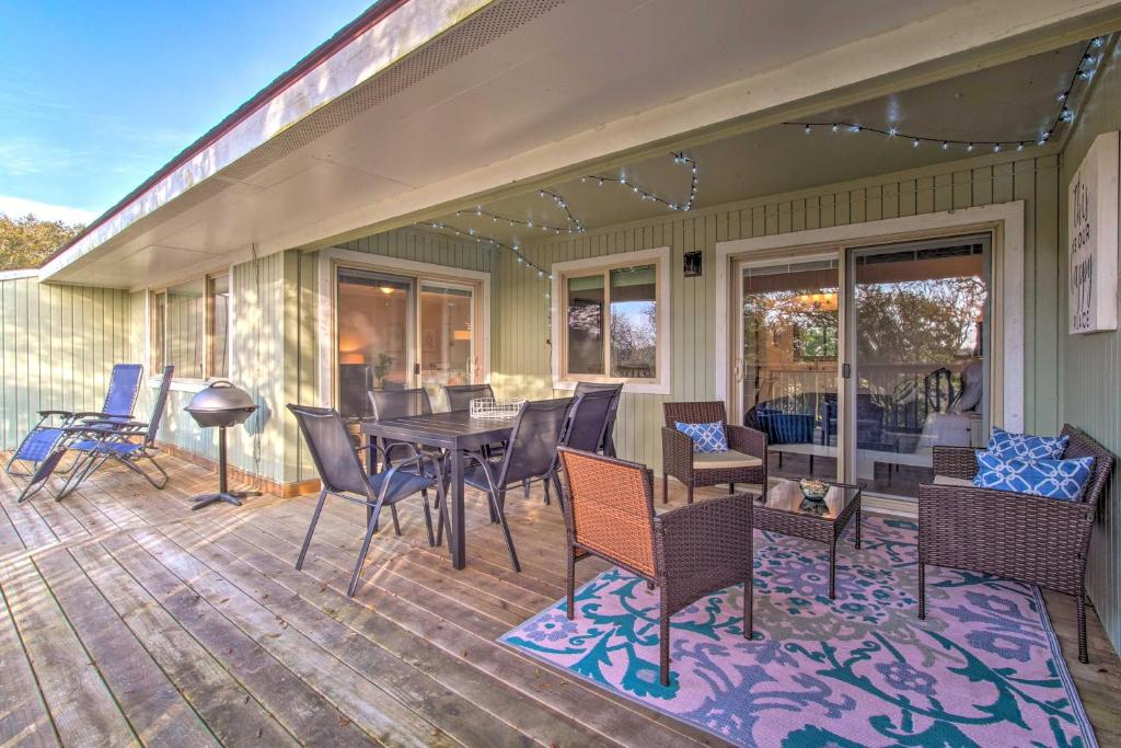 Sound of the Sea Oak Island Condo with Pools!, Oak Island (updated