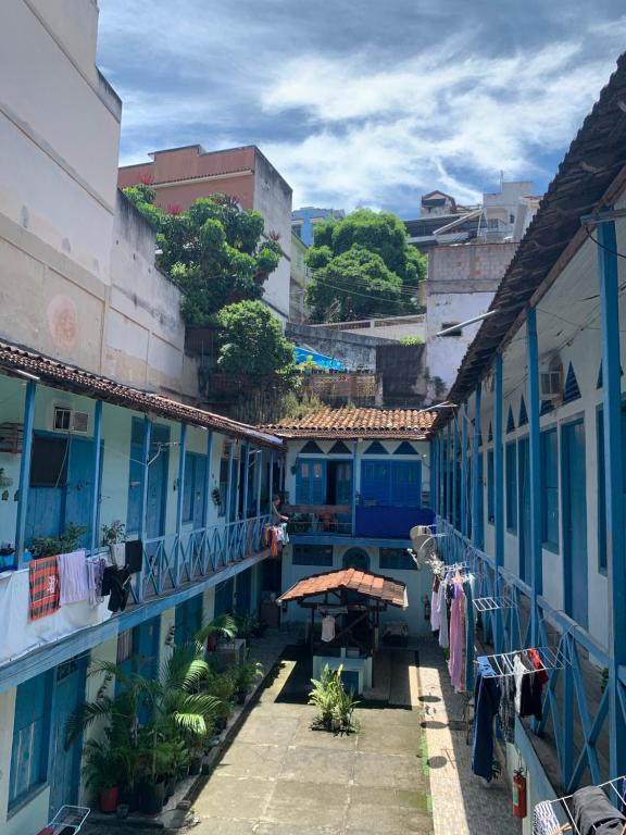 an outdoor courtyard of a building with blue paint at Kitnet Centro RJ in Rio de Janeiro