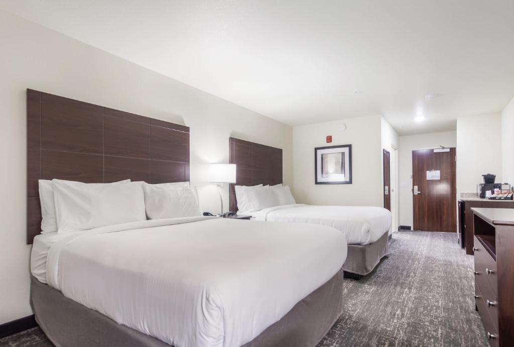 Cobblestone Inn & Suites-Fremont - Standard Queen Room With Two Queen Beds