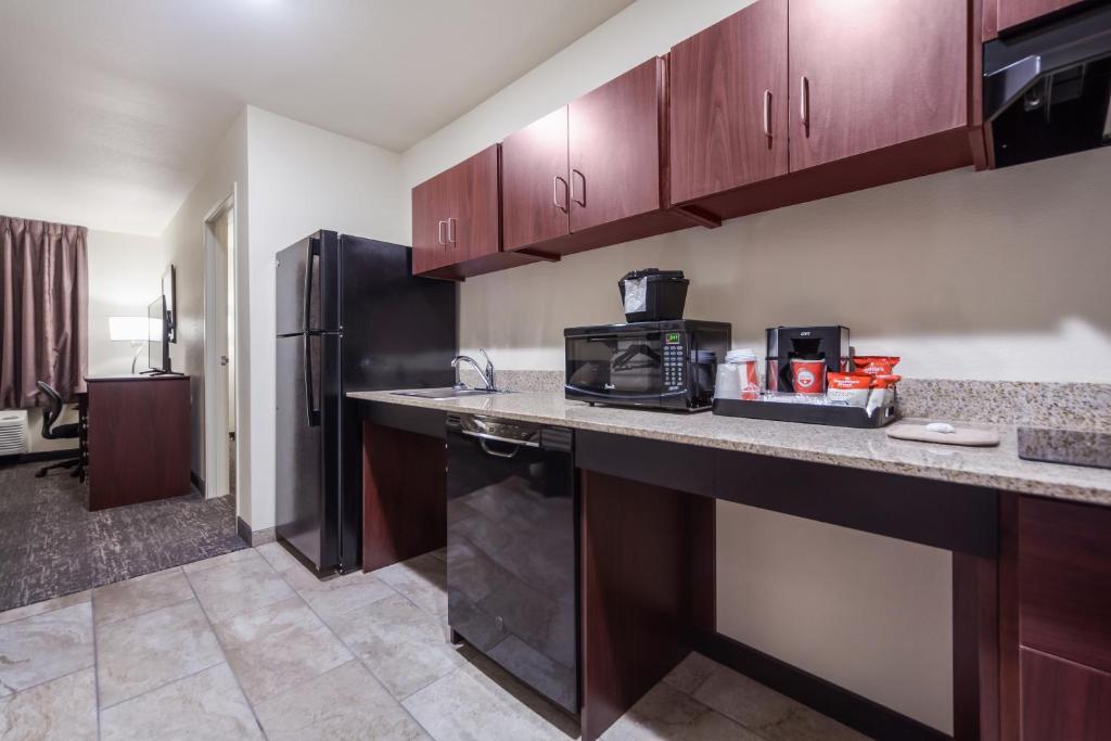 Cobblestone Inn & Suites-Fremont - Quadruple Room