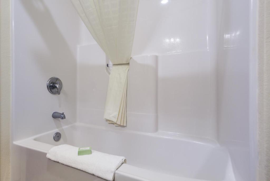 Cobblestone Inn & Suites-Fremont - Suite