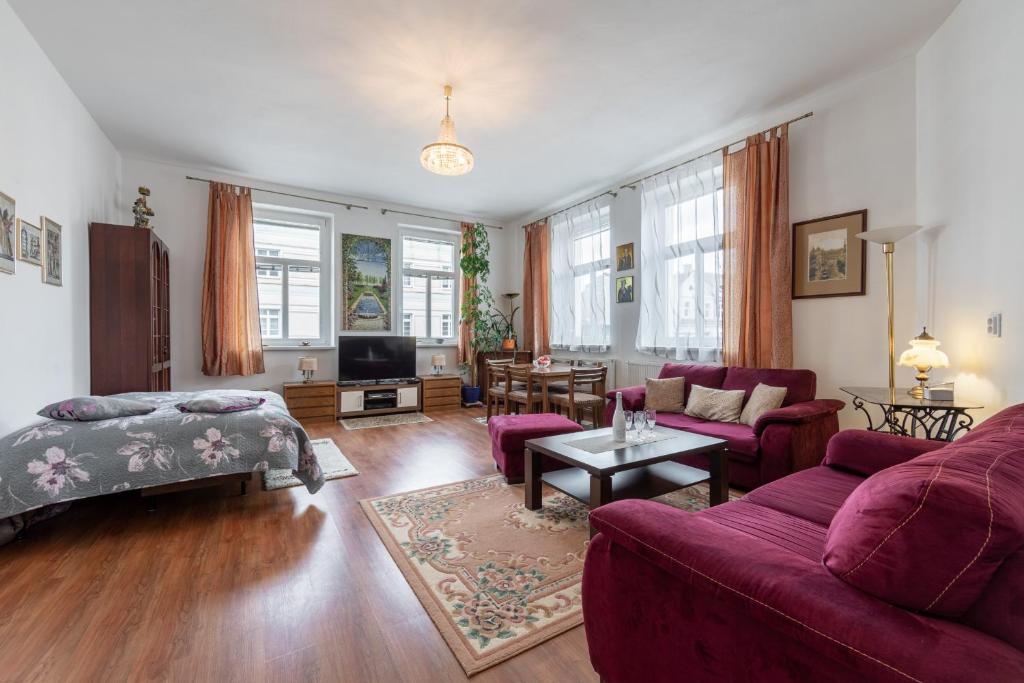 - un salon avec un canapé et une table dans l'établissement Apartment Kleopatra, à Karlovy Vary