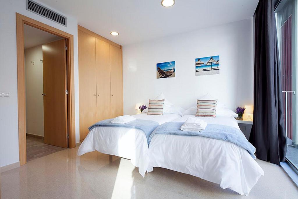 Postel nebo postele na pokoji v ubytování Charmsuites Nou Rambla