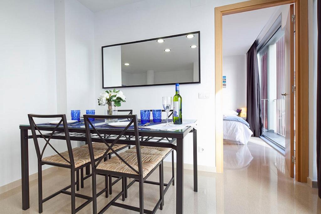 TV a/nebo společenská místnost v ubytování Charmsuites Nou Rambla