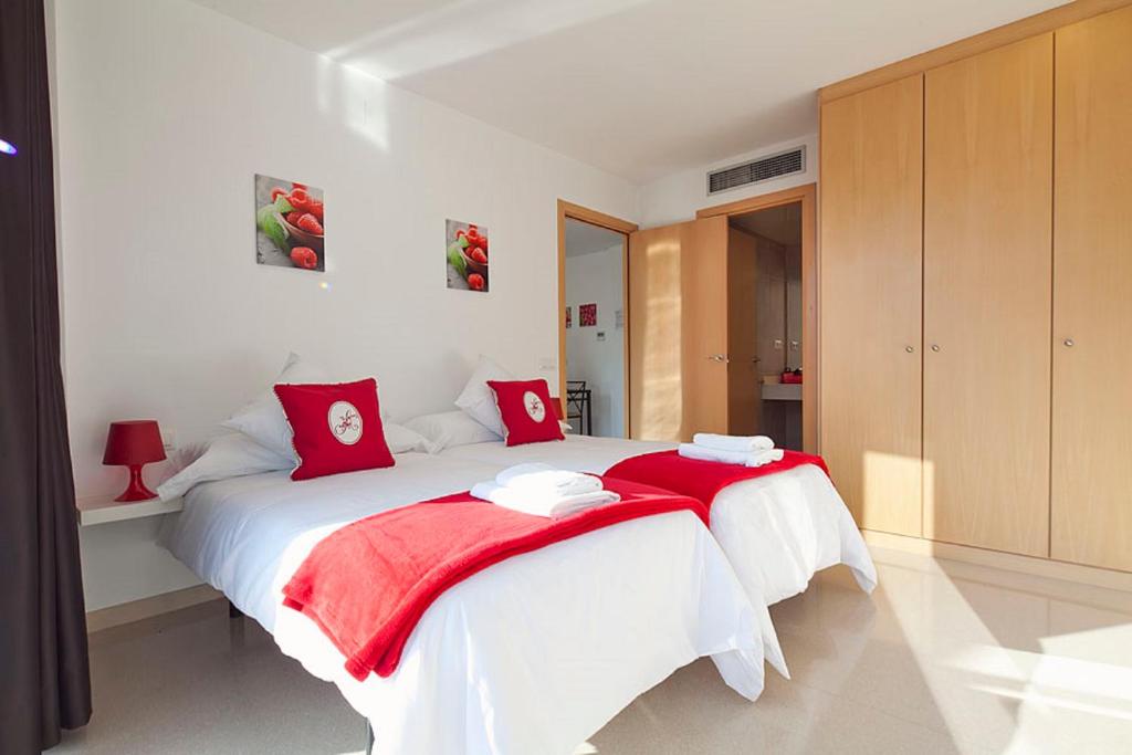 Postel nebo postele na pokoji v ubytování Charmsuites Nou Rambla