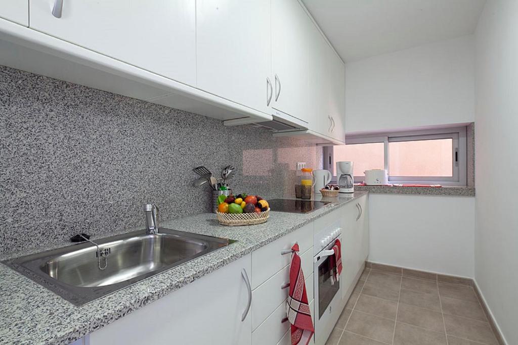 Kuchyň nebo kuchyňský kout v ubytování Charmsuites Nou Rambla