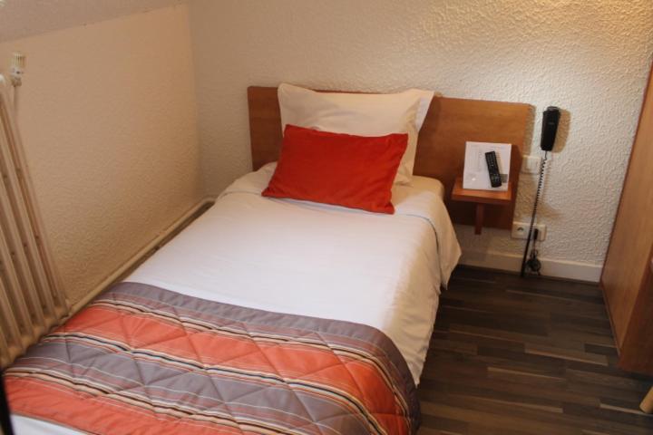 Postel nebo postele na pokoji v ubytování Logis Hotel Beaudon