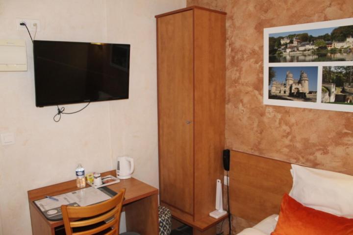 TV a/nebo společenská místnost v ubytování Logis Hotel Beaudon