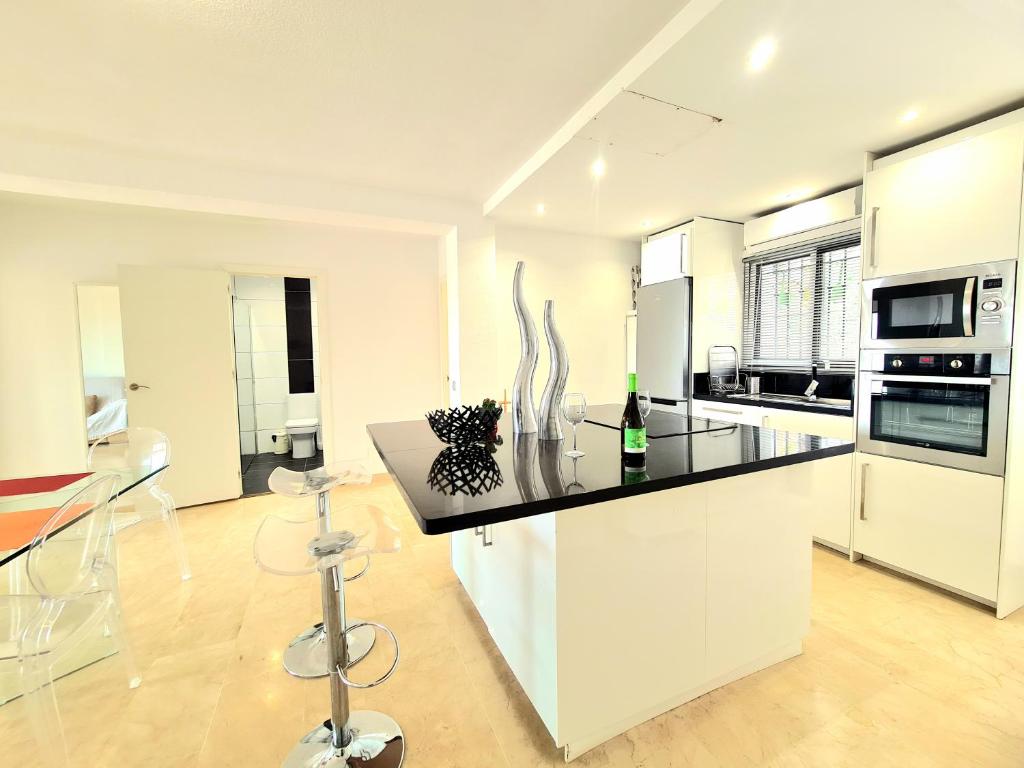 Zdjęcie z galerii obiektu SunRise Sea Views Eco Apartment With Swimming Pool w mieście Mijas