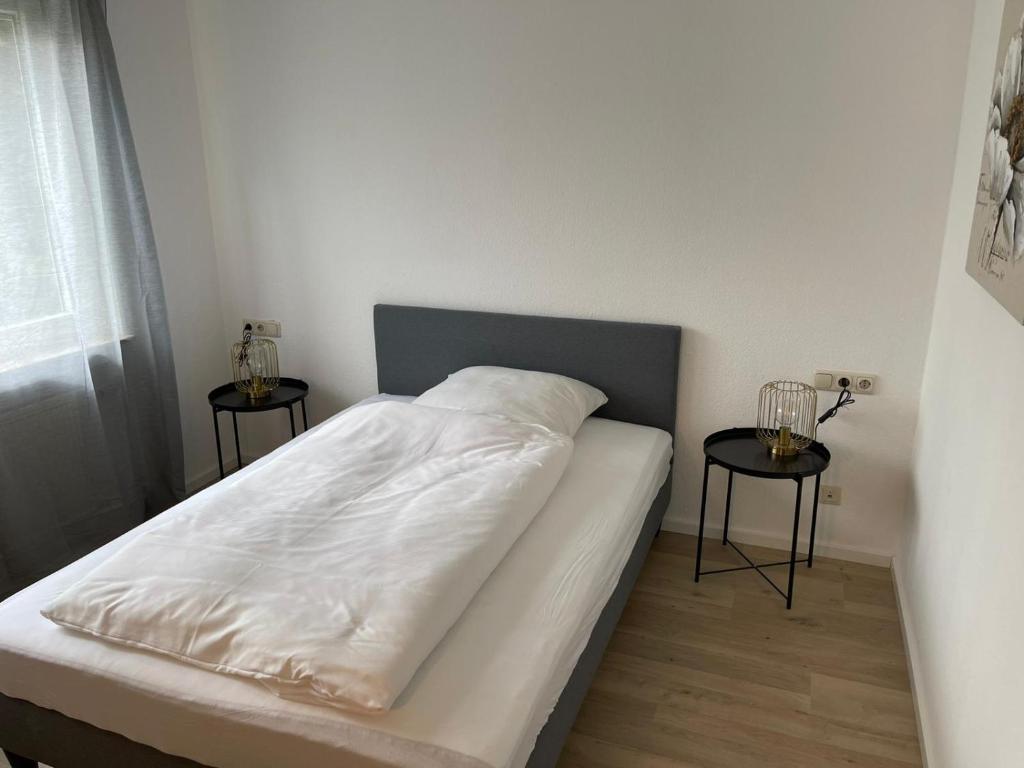 Säng eller sängar i ett rum på 1 Bett Zimmer in ehemaligen Hotel