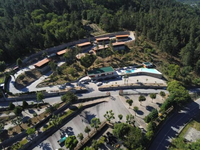 einen Blick über ein Gebäude mit einem Parkplatz in der Unterkunft Quinta do Lameiro in Tarouca