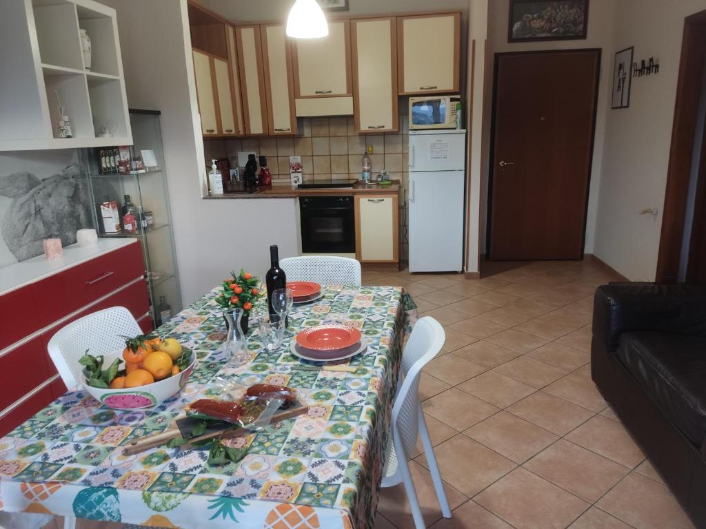 A kitchen or kitchenette at Scorcio sul Mare