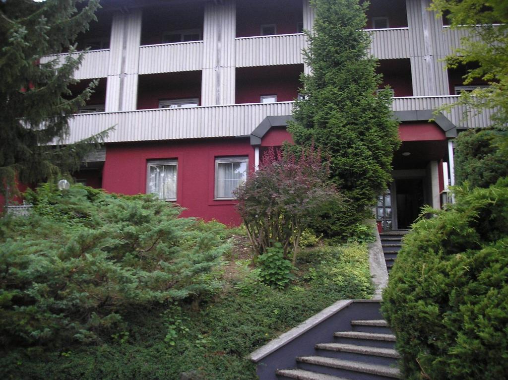 ein rotes Gebäude mit einer Treppe davor in der Unterkunft Ferienwohnung Pezi in Sankt Primus am Turnersee