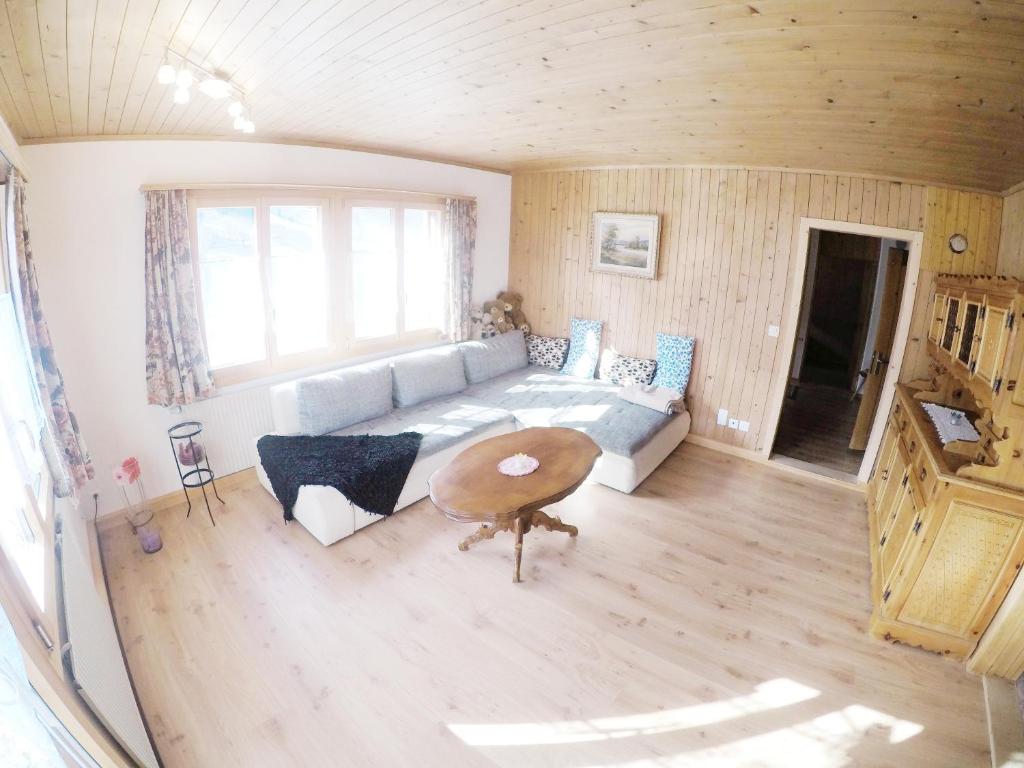 Posezení v ubytování Gemütliche Ferienwohnung im Berner Oberland