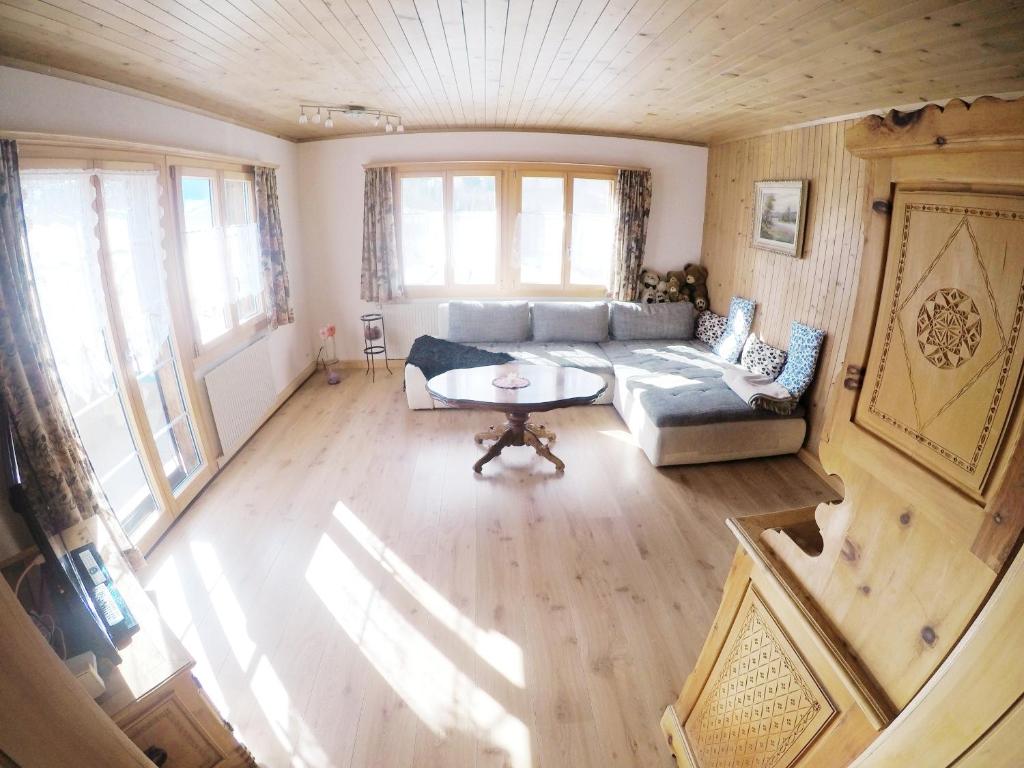 Posezení v ubytování Gemütliche Ferienwohnung im Berner Oberland