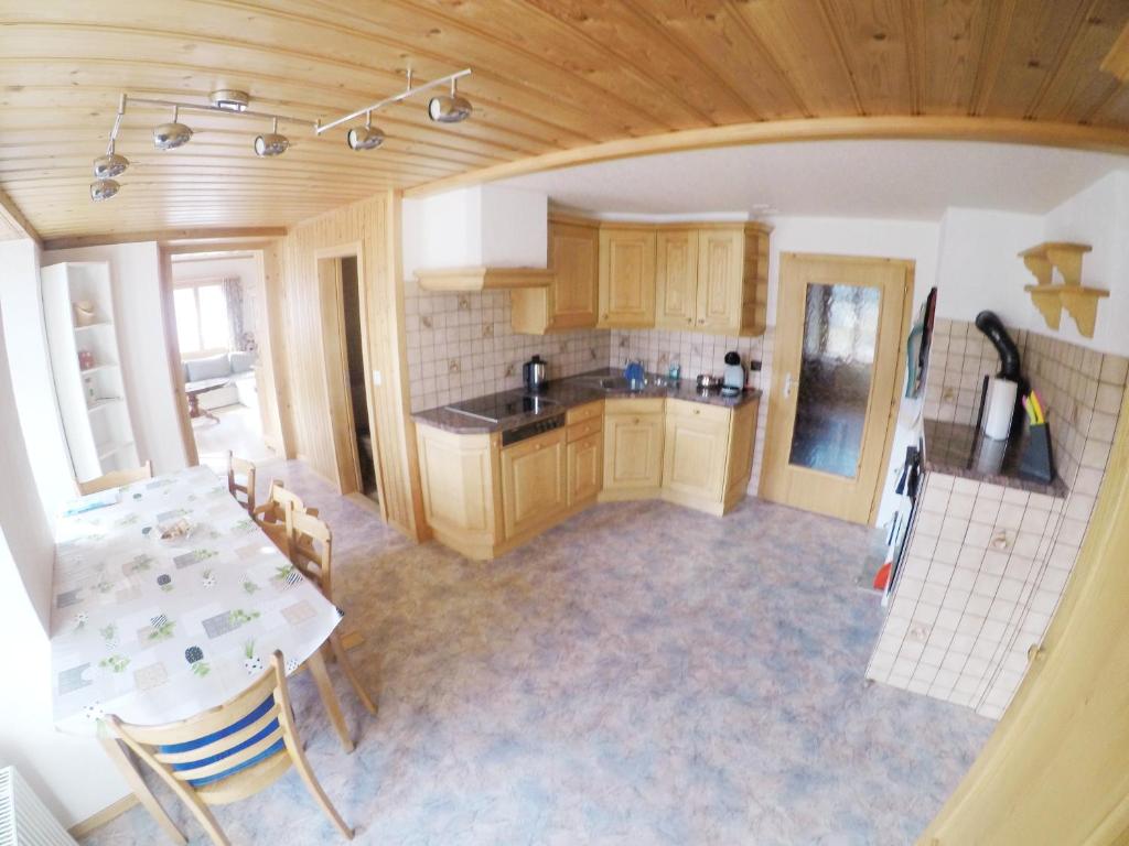 Kuchyň nebo kuchyňský kout v ubytování Gemütliche Ferienwohnung im Berner Oberland
