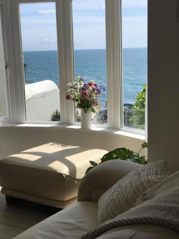 Cliff House a stunning sea view 2 bed apartment in Porthleven