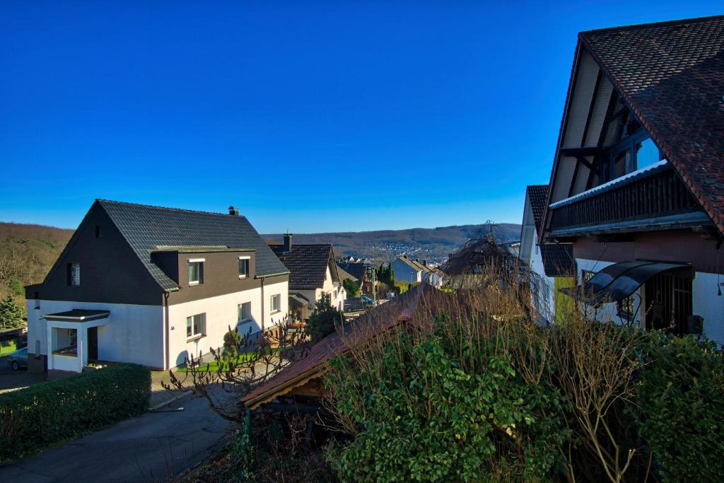 a row of houses with mountains in the background at Maisonette privater Zugang Waschmaschine Parkplatz in Hagen