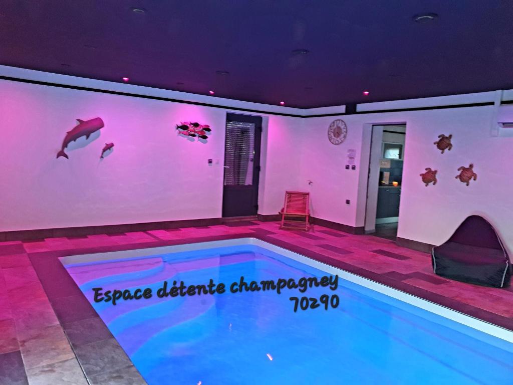 Bazén v ubytování Espace détente Champagney nebo v jeho okolí